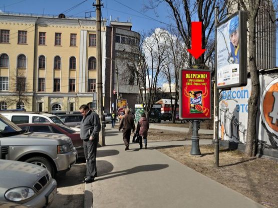 Фото рекламной плоскости по адресу Львовская пл. / Бульварно-Кудрявская ул. (бывш. Воровского ул.) / Ярославов Вал ул., на зеленой зоне возле парковки, в сторону Ярославов Вал ул.