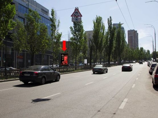 Фото рекламной плоскости по адресу Украинки бул., 6, в сторону пл. Л. Украинки