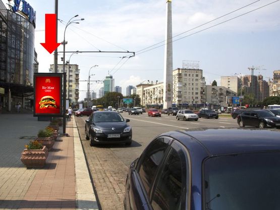 Фото рекламной плоскости по адресу Победы пл., 3, возле универмага "Украина", в сторону Воздухофлотского моста