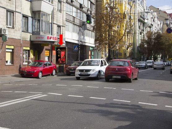 Фото рекламной плоскости по адресу Б. Житомирская ул., 16 / Стрелецкая, светофор, в сторону ул. Крещатик