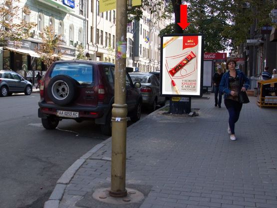 Фото рекламной плоскости по адресу Ярославов Вал ул., 19 / Гончара ул., на светофоре, напротив ресторана "Paul", в сторону Владимирская ул.