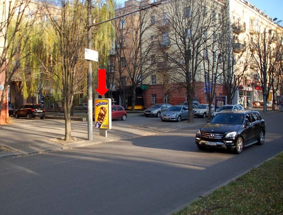 Фото рекламной плоскости по адресу Яворницкого пр. (бывш. Маркса пр.), 20, возле магазина "Обувь" Фото рекламной плоскости по адресу Яворницкого пр. (бывш. Маркса пр.), 20, возле магазина "Обувь"