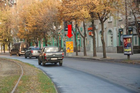 Фото рекламної площини за адресою Яворницкого пр. (бывш. Маркса пр.), 88, магазин "Ессо"