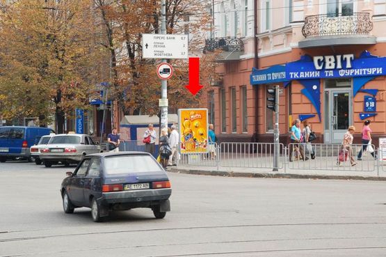 Фото рекламної площини за адресою Яворницкого пр. (бывш. Маркса пр.), 111 / Шмидта ул., рынок "Озерка"