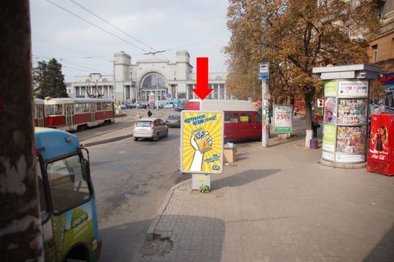 Фото рекламної площини за адресою Привокзальная ул. / Вокзальная пл. (бывш. Петровского пл.), ст. м. "Вокзальная" Фото рекламної площини за адресою Привокзальная ул. / Вокзальная пл. (бывш. Петровского пл.), ст. м. "Вокзальная"