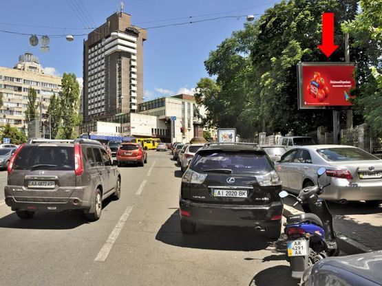 Фото рекламної площини за адресою Петлюры ул., 1, (бывш. Коминтерна ул.) в сторону Шевченко бул.