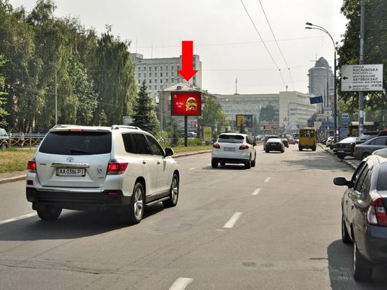 Фото рекламної площини за адресою Алмазова ул. (бывш. Кутузова ул.), 4, разделитель, в сторону ст. м. "Печерская"