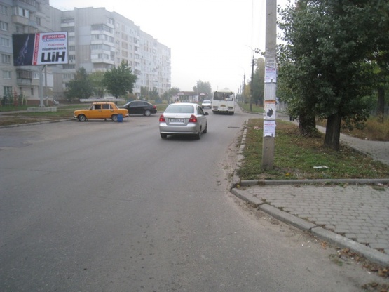 Фото рекламной плоскости по адресу Громова ул., 29/2 - Кооперативная ул., (Почта №36, Паб "BierLoga", продуктовый магазин, парикмахерская "Шик"), направ. из  города