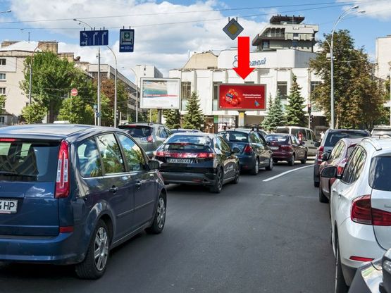 Фото рекламної площини за адресою Московская ул., 33 / Кловский спуск, кинотеатр "Зоряный", в сторону Славы пл.