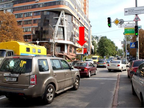 Фото рекламной плоскости по адресу Коновальца ул. (бывш. Щорса ул.) / Предславинская ул., на светофоре, в сторону Украинки бул.