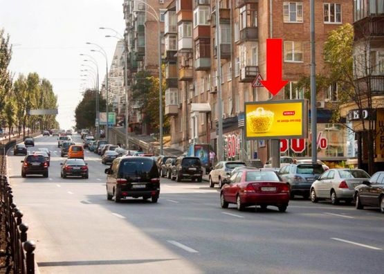 Фото рекламної площини за адресою Украинки бул., 4, в сторону ст. м. Печерская