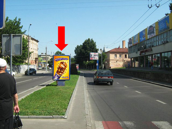 Фото рекламної площини за адресою Черновола пр. / Медовая ул., разделитель, возле клуба "Malevych", из центра