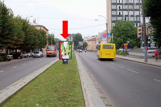 Фото рекламной плоскости по адресу Черновола пр., 19, разделитель,  возле клуба "Malevych", из центра