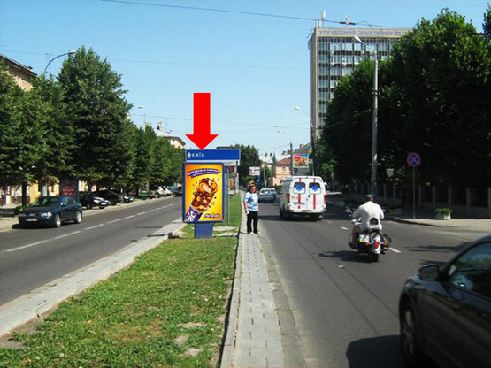 Фото рекламной плоскости по адресу Черновола пр., 11, разделитель, возле клуба "Malevych", из центра