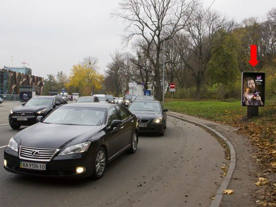 Фото рекламной плоскости по адресу Парковая дорога ул., 16а, КВЦ "Парковый", вертолетная площадка, в сторону Днепровского спуска