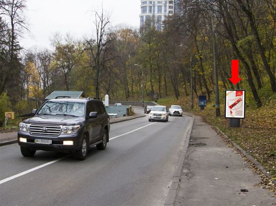 Фото рекламной плоскости по адресу Парковая дорога ул., в районе "Зеленого театра", в сторону Днепровского спуска