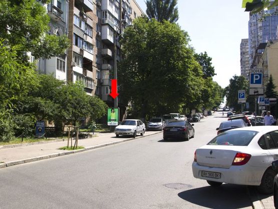 Фото рекламної площини за адресою Хмельницкого ул., 94, напротив отеля "Опера", в сторону ул. Крещатик