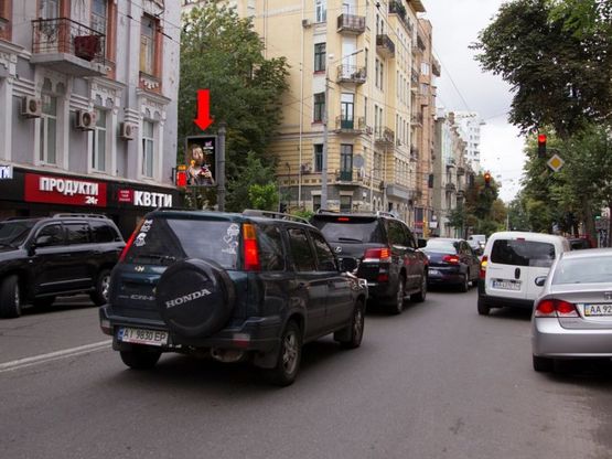 Фото рекламной плоскости по адресу Б. Житомирская ул. / Гончара ул., на светофоре, в сторону Львовская пл.