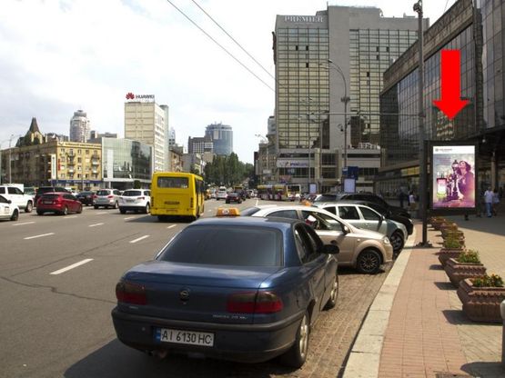 Фото рекламної площини за адресою Победы пл., 3, возле универмага "Украина", в сторону бул. Шевченко