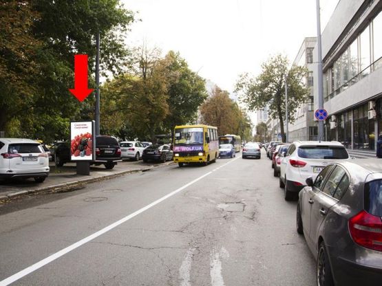 Фото рекламной плоскости по адресу Московская ул., 8, напротив, в сторону Кловского спуска
