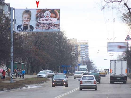 Фото рекламної площини за адресою Роганская ул.,11, из центра Фото рекламної площини за адресою Роганская ул.,11, из центра