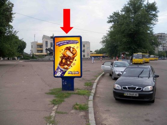 Фото рекламной плоскости по адресу Шевченко бул. / 700-летия Черкасс пл., возле ресторана "Папа Карло", из центра Фото рекламной плоскости по адресу Шевченко бул. / 700-летия Черкасс пл., возле ресторана "Папа Карло", из центра