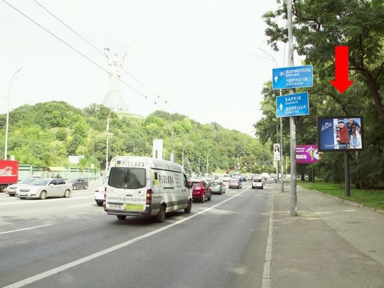 Фото рекламної площини за адресою Дружбы Народов бул., 50м. до пл. ГВОВ, на светофоре, в сторону моста Патона