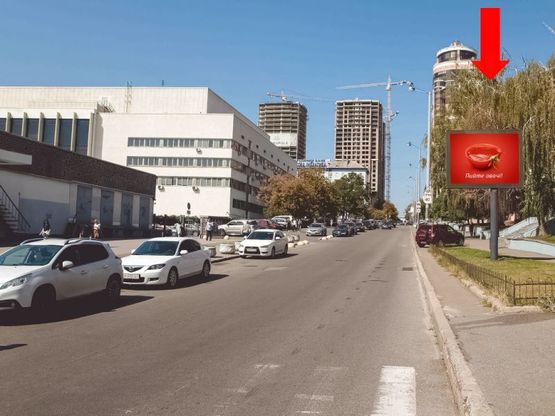 Фото рекламной плоскости по адресу Предславинская ул., 35, возле дворца "Украина", в сторону центра