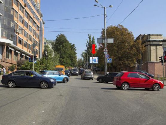 Фото рекламної площини за адресою Коновальца ул. (бывш. Щорса ул.) / Предславинская ул., на светофоре, в сторону Украинки бул. Фото рекламної площини за адресою Коновальца ул. (бывш. Щорса ул.) / Предславинская ул., на светофоре, в сторону Украинки бул.