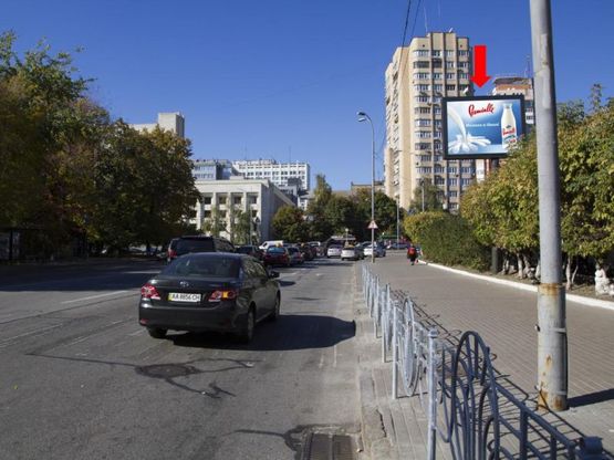 Фото рекламной плоскости по адресу Старонаводницкая ул., 1/45 / ул. Алмазова (бывш. ул. Кутузова), на светофоре, в центр