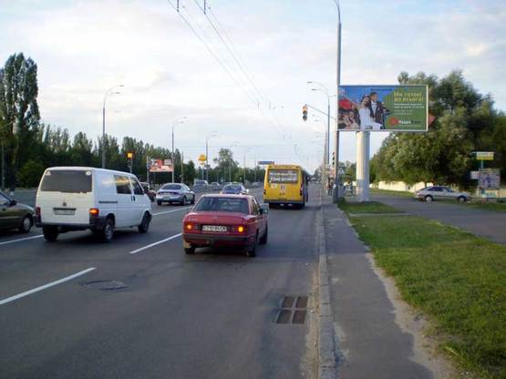 Фото рекламной плоскости по адресу ул.Глушкова,9,  Ледовый стадион, на светофоре, направ. в центр  ( на светофоре)