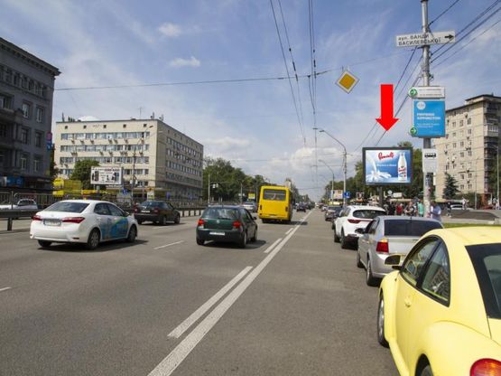 Фото рекламной плоскости по адресу Победы пр., 26, напротив ст.м. "Политехнический институт", возле ТРЦ "Smart Plaza", супермаркета "Сильпо", из центра