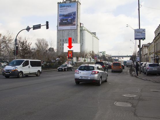 Фото рекламной плоскости по адресу Набережно-Крещатицкая ул.- ул. Верхний Вал, на светофоре, в центр