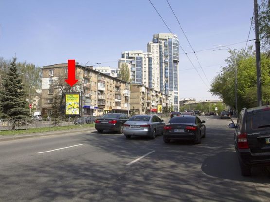 Фото рекламной плоскости по адресу Алмазова ул. (бывш. Кутузова ул.), 4а, в сторону м. Арсенальная, на разделителе