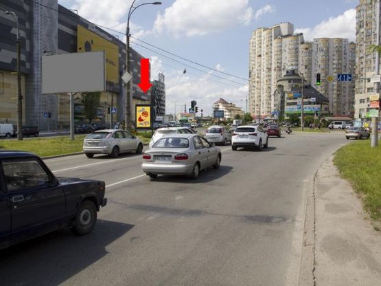 Фото рекламної площини за адресою Днепровская набережная, 47, на светофоре, разделитель, возле ТРЦ "River Mall", в сторону моста Патона