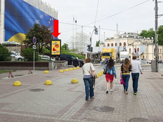 Фото рекламной плоскости по адресу Крещатик ул., 4, в сторону Владимирского спуска