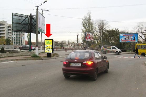 Фото рекламной плоскости по адресу Васильевский пер. / Б. Перспективная ул. (бывш. Маркса ул.), возле церкви