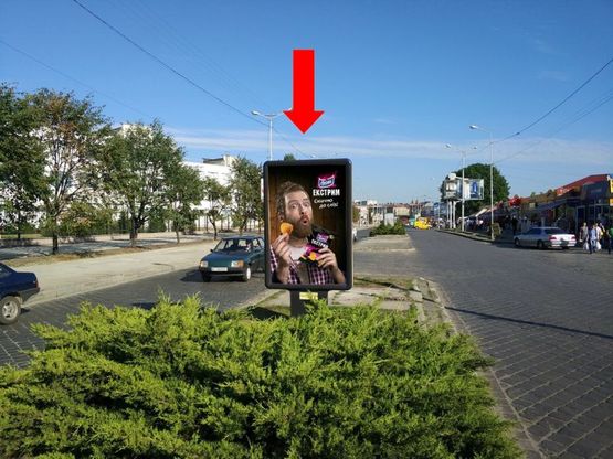 Фото рекламної площини за адресою Черновицкая ул., разделитель, в центр Фото рекламної площини за адресою Черновицкая ул., разделитель, в центр