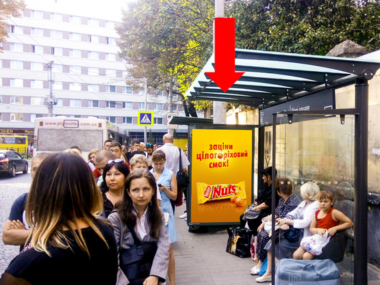 Фото рекламной плоскости по адресу Черновала пр. - Ризни пл., за Оперным театром (остановка "Площадь Ризни") (правая), из центра