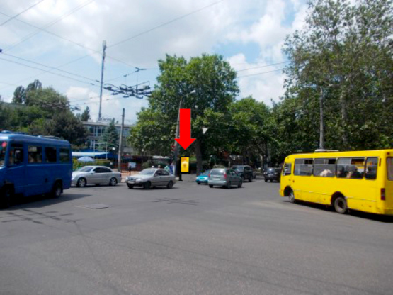 Фото рекламной плоскости по адресу Филатова ул., 21/1 / ул. Космонавтов, на светофоре, в сторону пл. Деревянко Фото рекламной плоскости по адресу Филатова ул., 21/1 / ул. Космонавтов, на светофоре, в сторону пл. Деревянко
