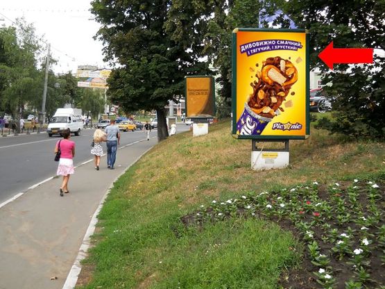 Фото рекламной плоскости по адресу Покровская пл. (бывш. Красная пл.), возле гостиницы "Украина" (№3)