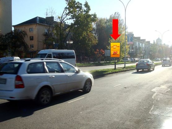 Фото рекламной плоскости по адресу Свободы пр. - ул. Капушанская (ул. Победы), разделитель, супермаркет "Фокстрот"