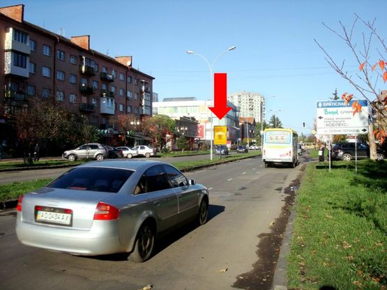 Фото рекламной плоскости по адресу Свободы пр. - ул. Капушанская (ул. Победы), разделитель, супермаркет "Фокстрот"