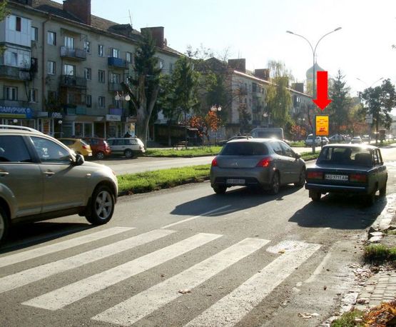 Фото рекламной плоскости по адресу Свободы пр., 28, разделитель, центр обслуживания МТС, в сторону пл. Кирила и Мефодия