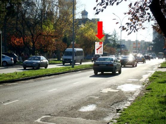 Фото рекламной плоскости по адресу Свободы пр., 32, разделитель, в сторону пл. Кирила и Мефодия