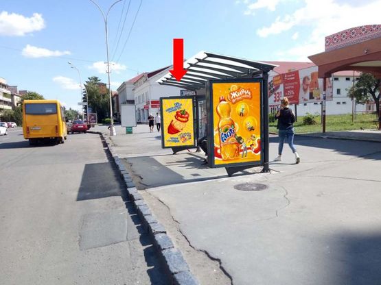 Фото рекламной плоскости по адресу Свободы пр., 2, в сторону пл. Кирилла и Мефодия, остановка