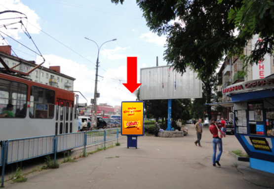 Фото рекламной плоскости по адресу Небесной сотни ул. (бывш. ул. Московская) / ул. Киевская, возле ЦУМа, на светофоре