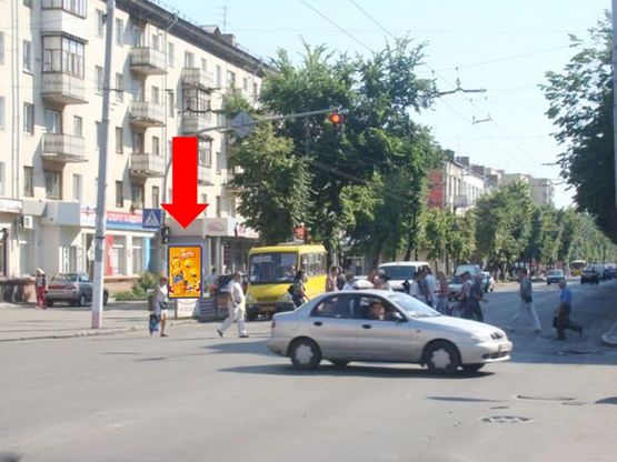 Фото рекламной плоскости по адресу Киевская ул., 39 / Небесной сотни ул. (бывш. ул. Московская), возле ЦУМа, магазина "Плато", на светофоре