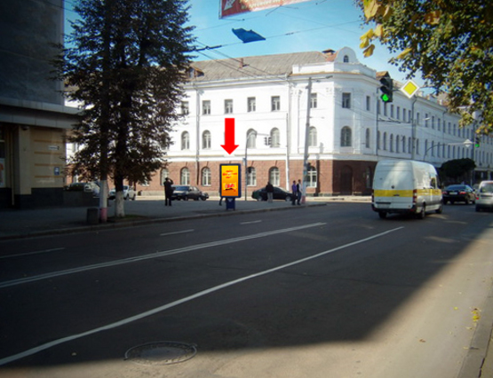 Фото рекламной плоскости по адресу Бердичевская ул., 4 / ул. Театральная, напротив магазина "Брэйн", Автодорожного колледжа, на светофоре Фото рекламной плоскости по адресу Бердичевская ул., 4 / ул. Театральная, напротив магазина "Брэйн", Автодорожного колледжа, на светофоре