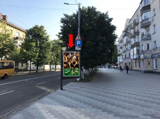 Фото рекламной плоскости по адресу Киевская ул., 9, напротив салона "Империя кухонь"